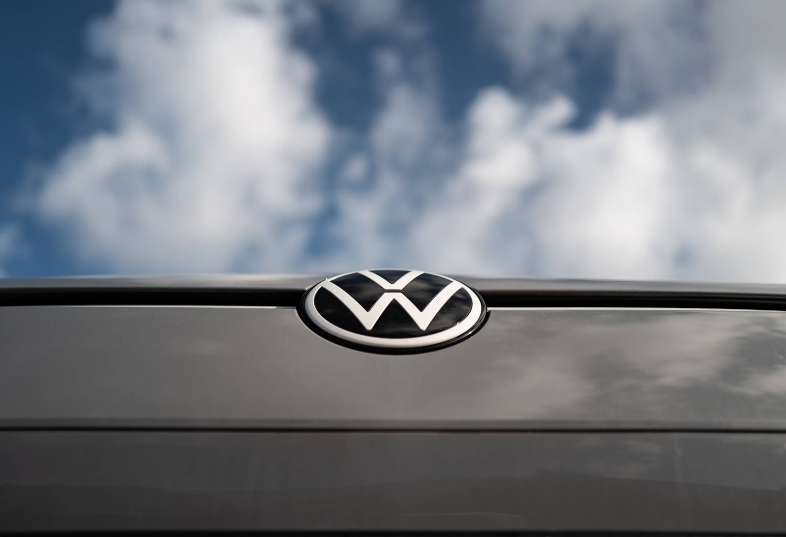 Le logo Volkswagen sur le hayon d'une voiture.