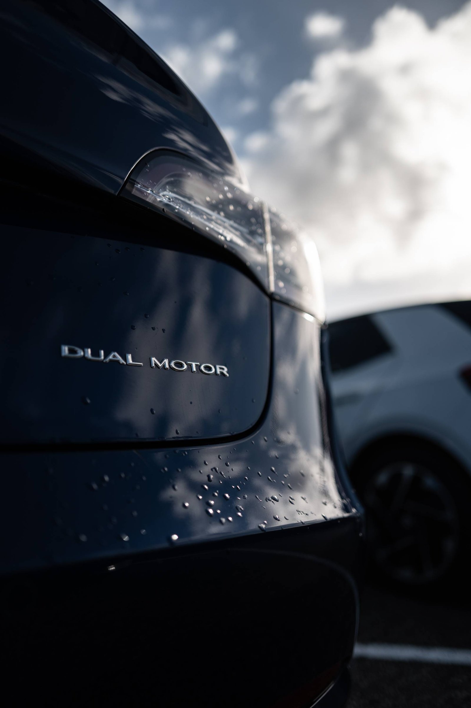 L'arrière d'une voiture, badge Dual Motor.