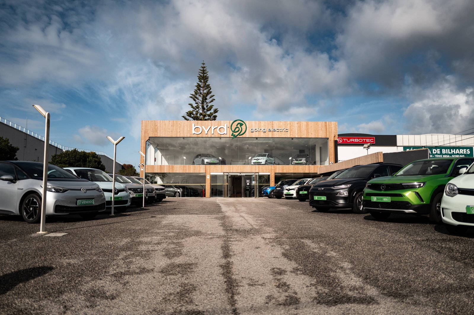 Le parvis du concessionnaire aligné de voitures électriques.