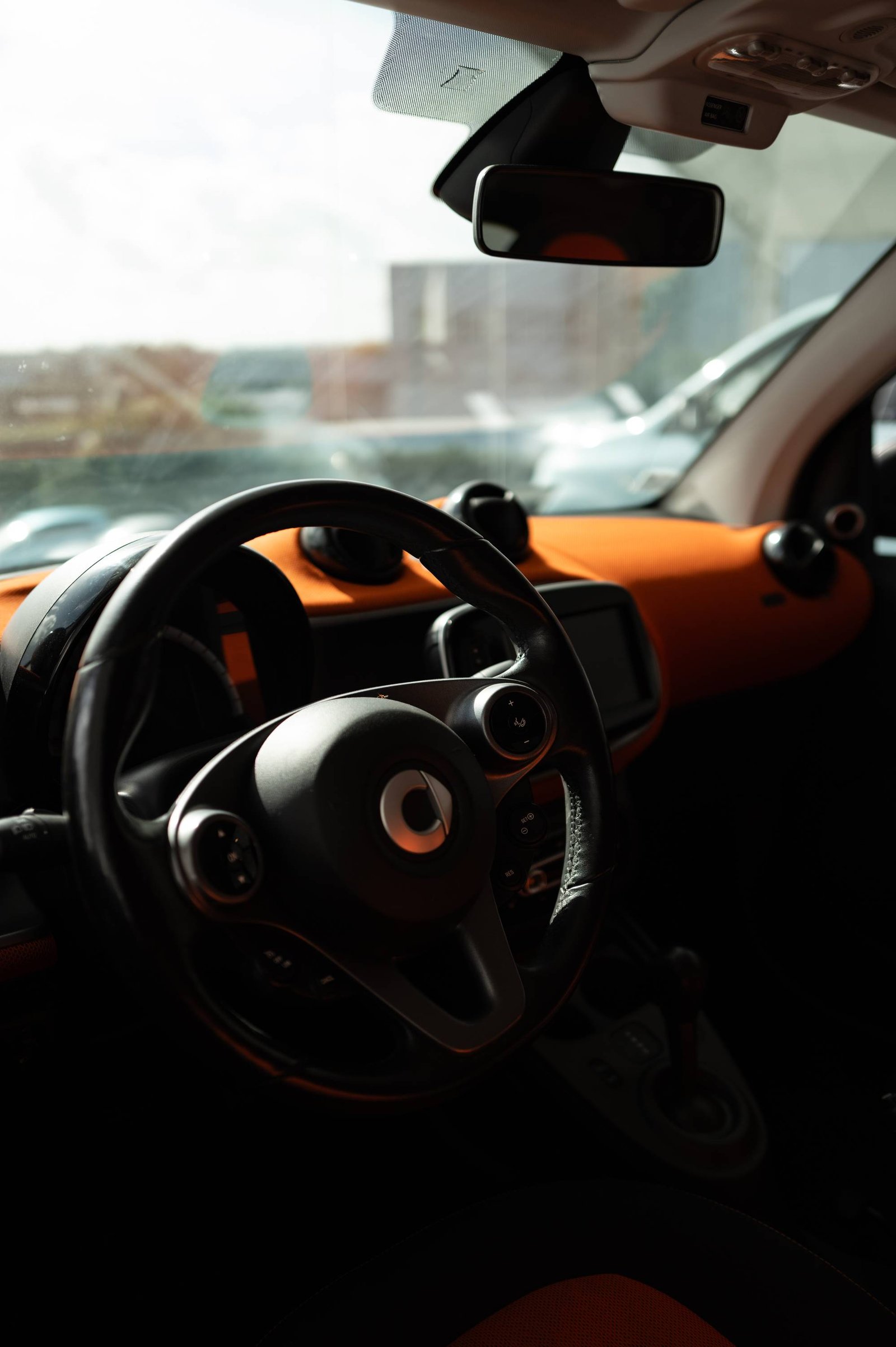 L'habitacle orange et noir d'une Smart.