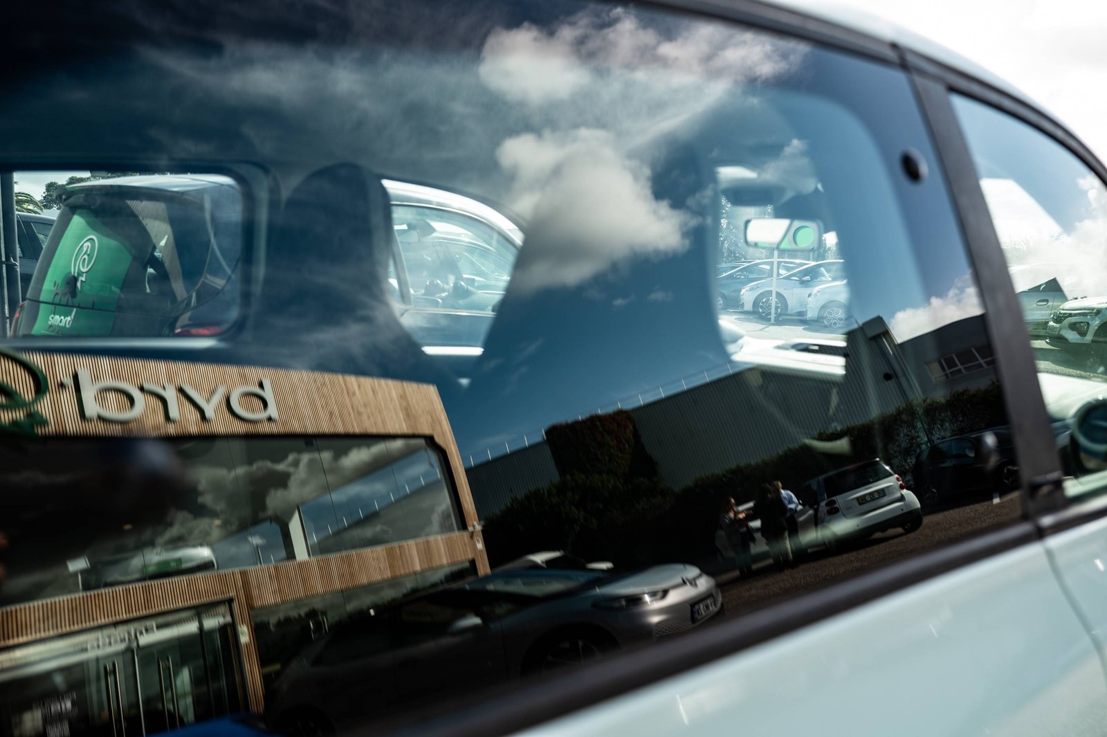 Reflets sur la vitre d'une voiture électrique.