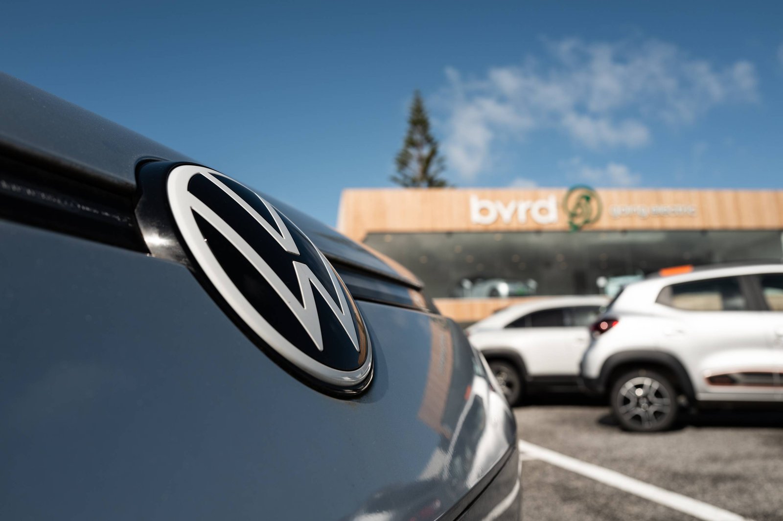 Un logo Volkswagen, le concessionnaire Byrd en arrière-plan.