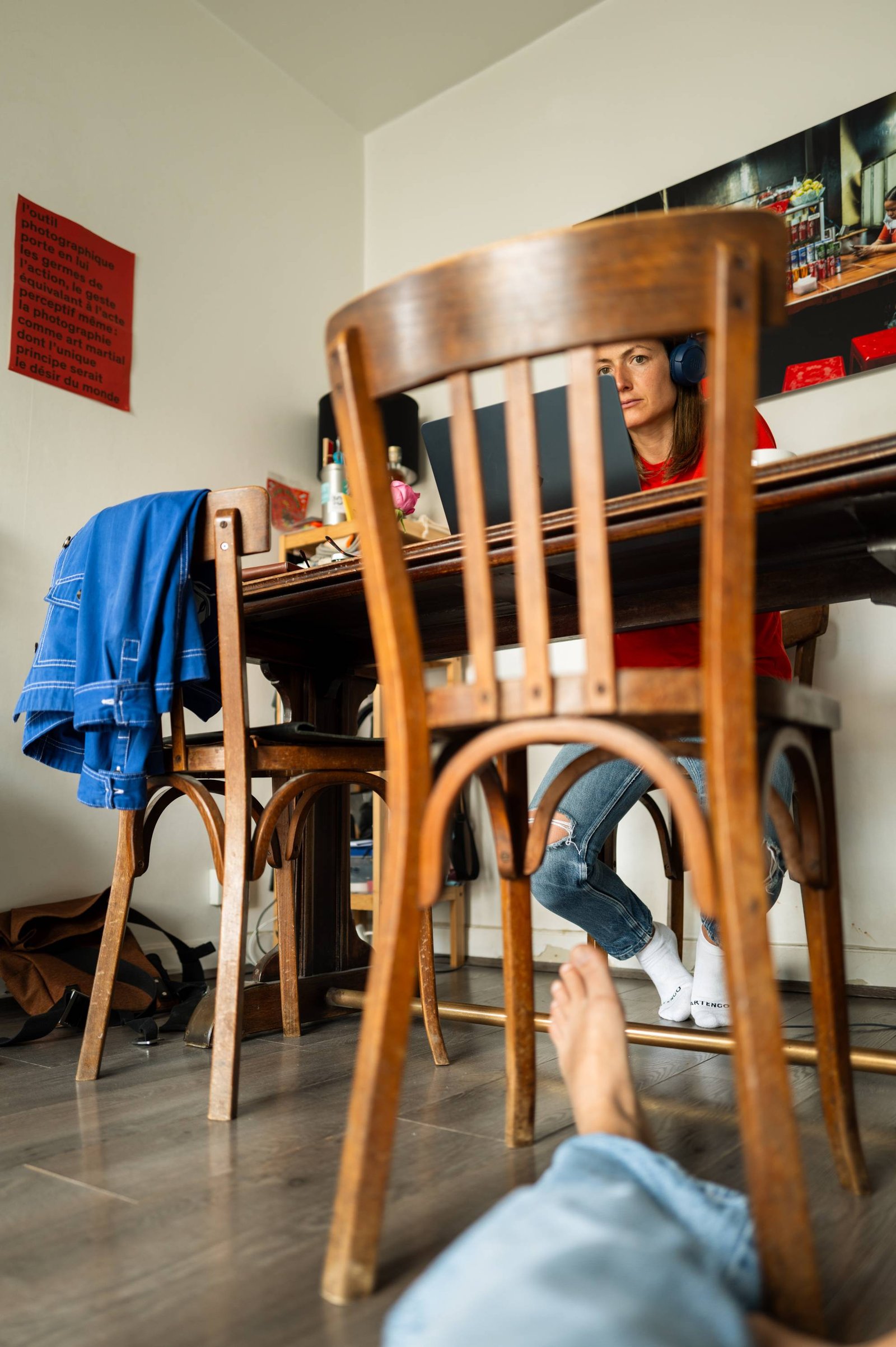 Un intérieur domestique aperçu derrière une chaise en bois.
